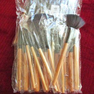 A320-NEW 32 piece Wood Handle Brush Set